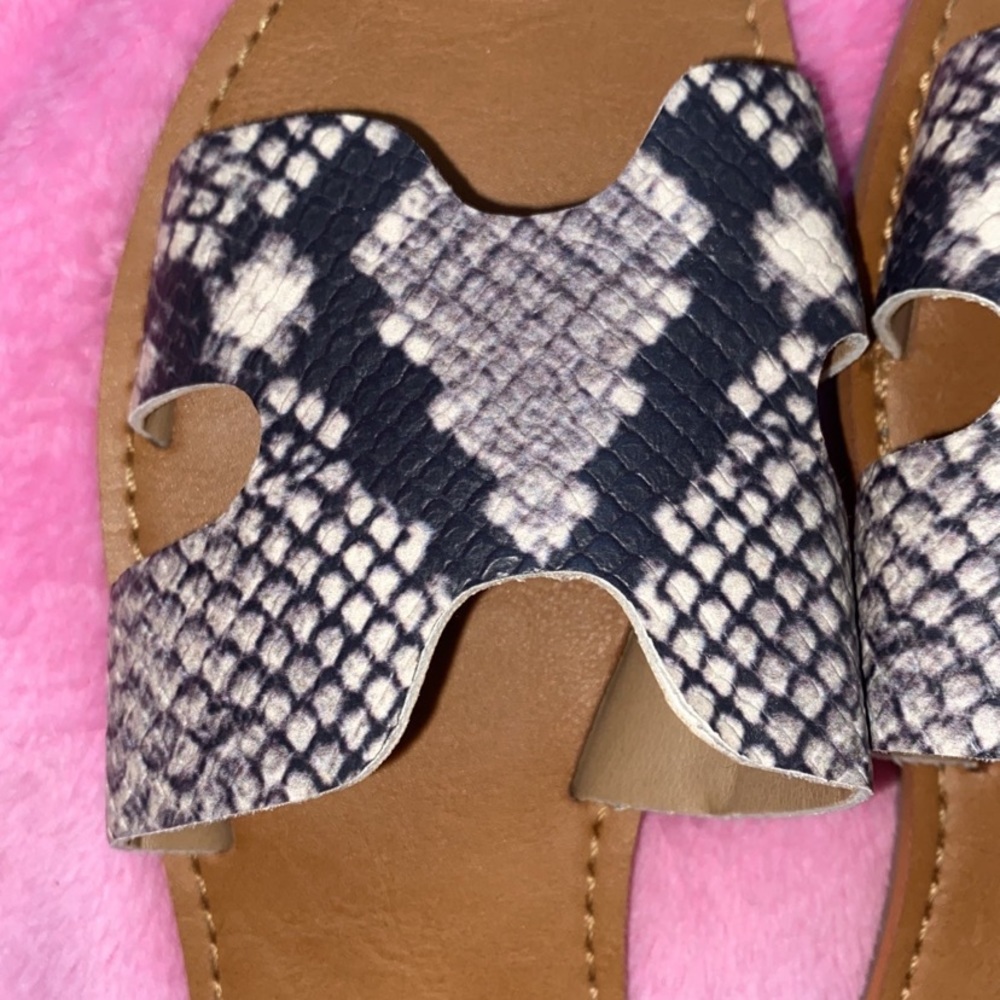 Universal Thread Sandals - Picture 2 of 4